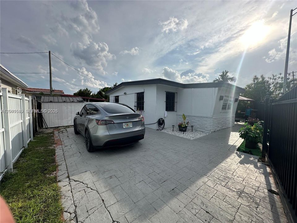 En Venta: $525,000 (4 camas, 2 baños, 1168 Pies cuadrados)