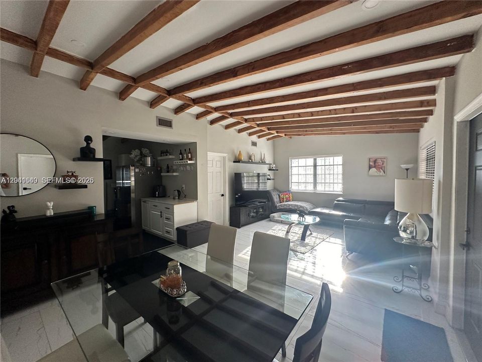 En Venta: $525,000 (4 camas, 2 baños, 1168 Pies cuadrados)