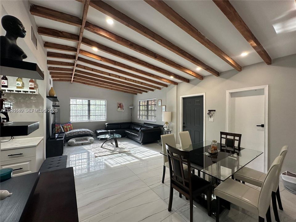 En Venta: $525,000 (4 camas, 2 baños, 1168 Pies cuadrados)