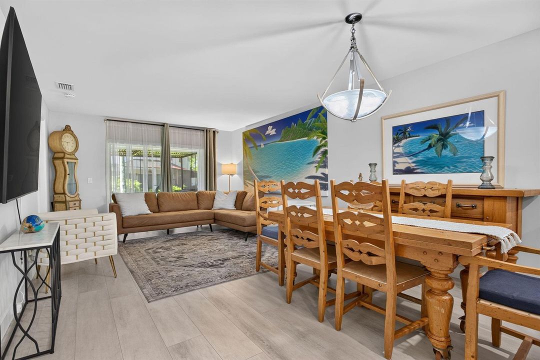 Spacious Living Room / Dining area