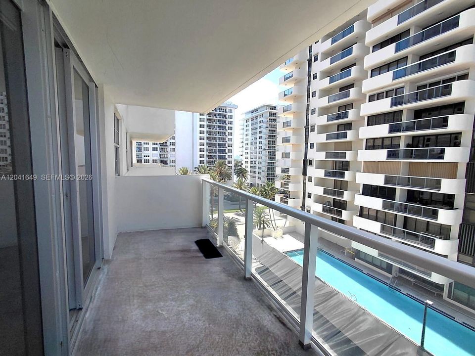 For Sale: $498,000 (1 beds, 1 baths, 825 Square Feet)