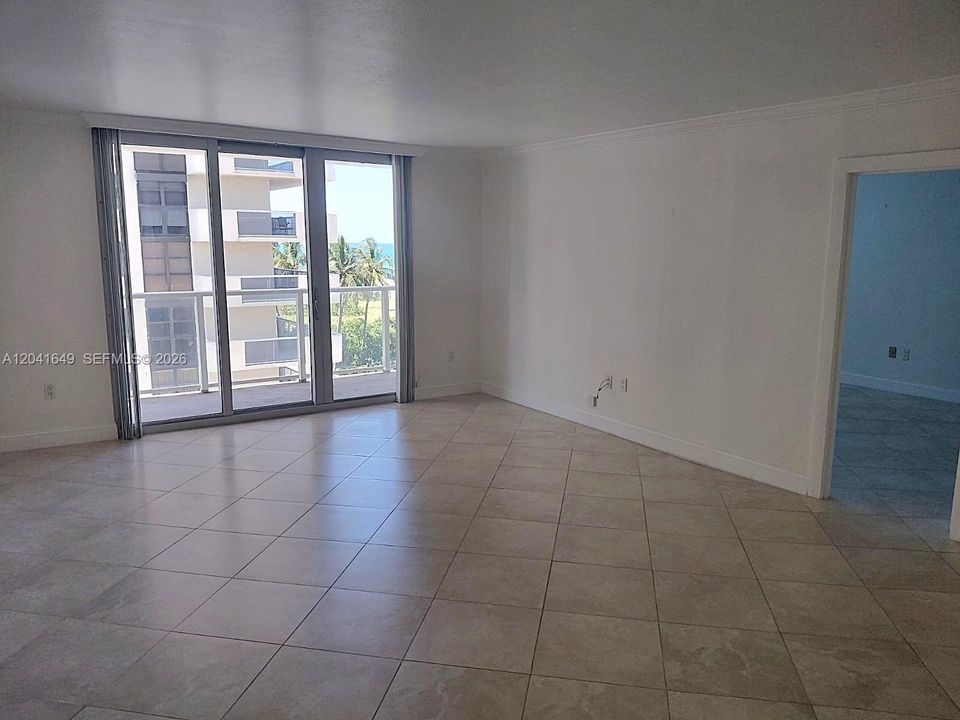 For Sale: $498,000 (1 beds, 1 baths, 825 Square Feet)
