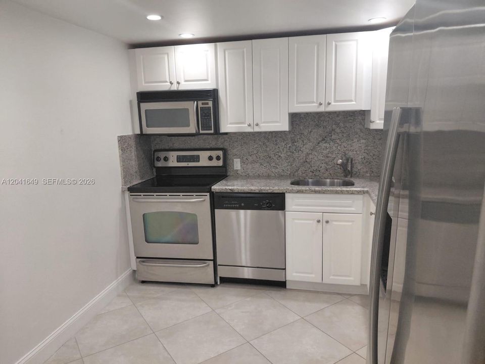 For Sale: $498,000 (1 beds, 1 baths, 825 Square Feet)