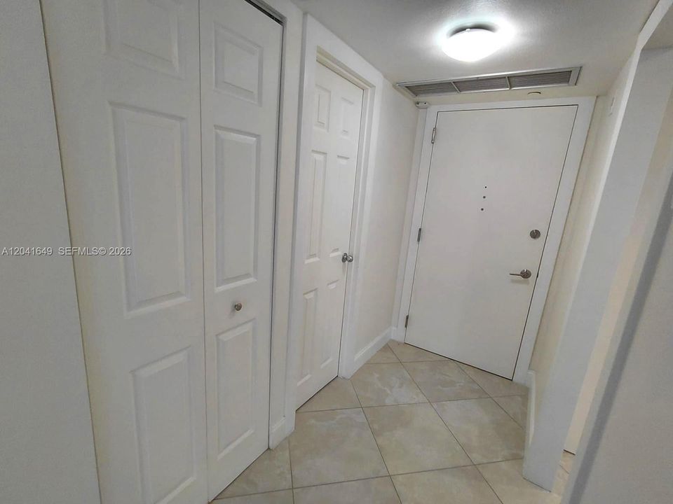 For Sale: $498,000 (1 beds, 1 baths, 825 Square Feet)
