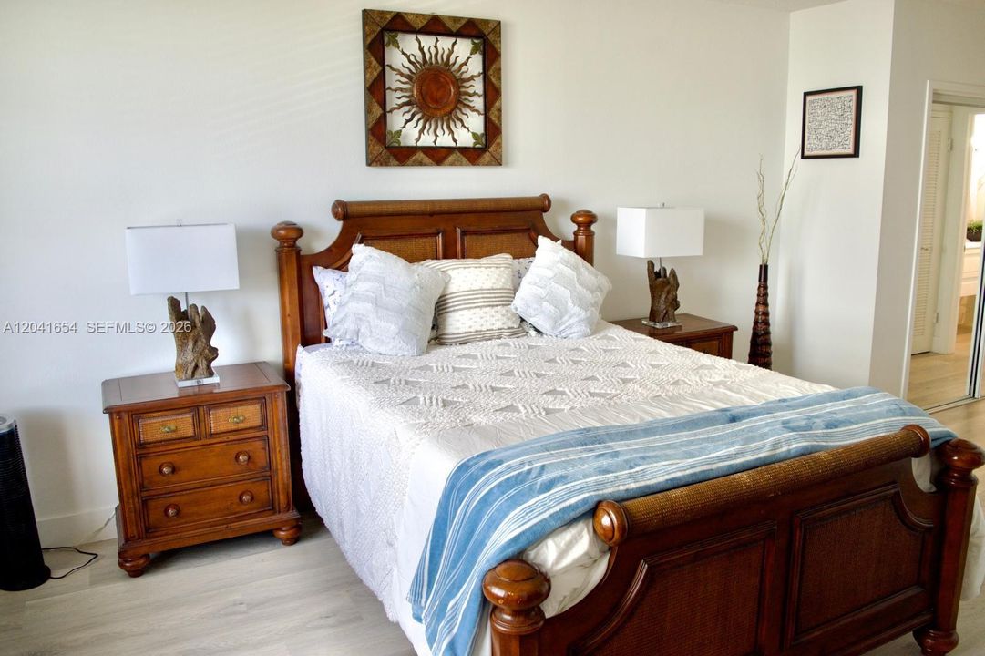 For Rent: $3,500 (1 beds, 1 baths, 896 Square Feet)