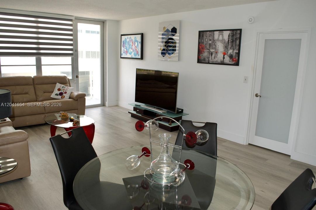 For Rent: $3,500 (1 beds, 1 baths, 896 Square Feet)