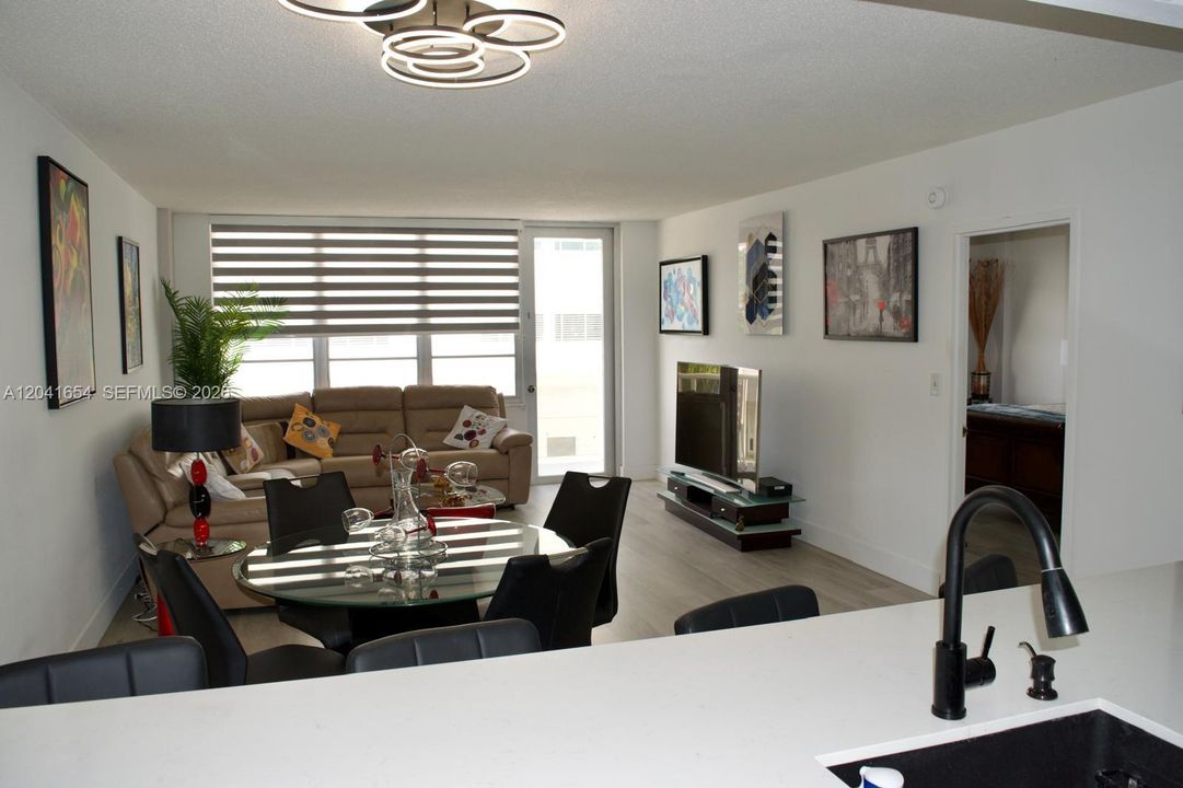 For Rent: $3,500 (1 beds, 1 baths, 896 Square Feet)