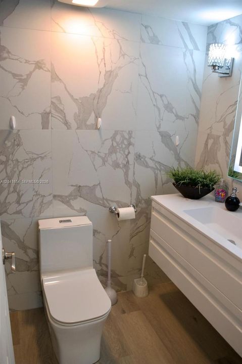 For Rent: $3,500 (1 beds, 1 baths, 896 Square Feet)