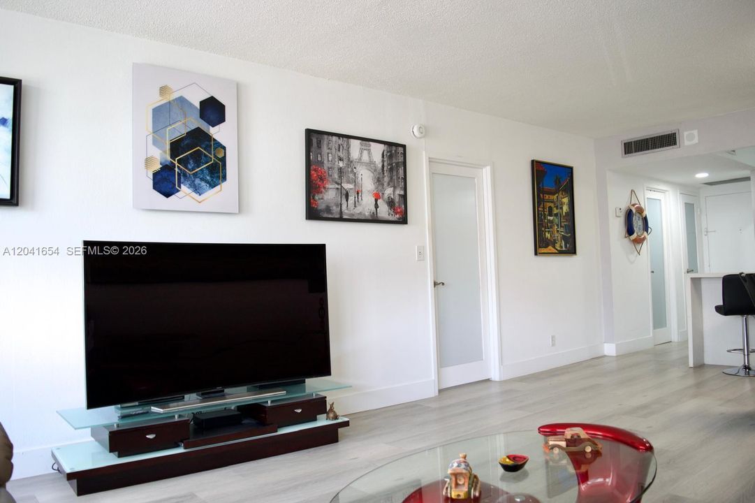 For Rent: $3,500 (1 beds, 1 baths, 896 Square Feet)