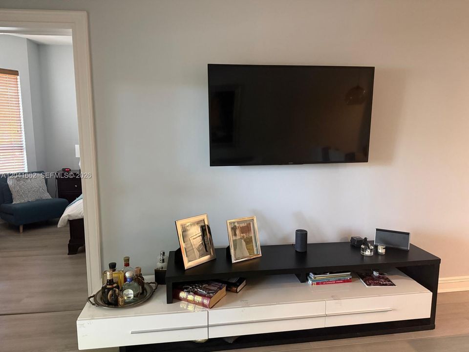For Sale: $395,000 (1 beds, 1 baths, 850 Square Feet)
