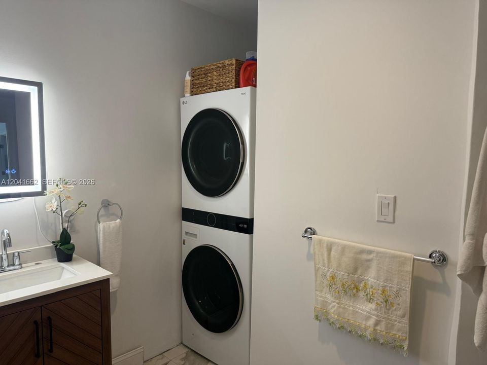 For Sale: $395,000 (1 beds, 1 baths, 850 Square Feet)