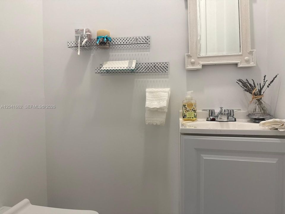 For Sale: $395,000 (1 beds, 1 baths, 850 Square Feet)