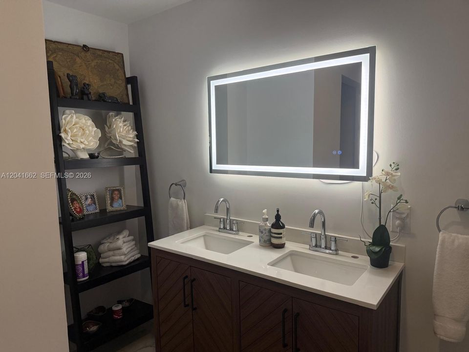 For Sale: $395,000 (1 beds, 1 baths, 850 Square Feet)