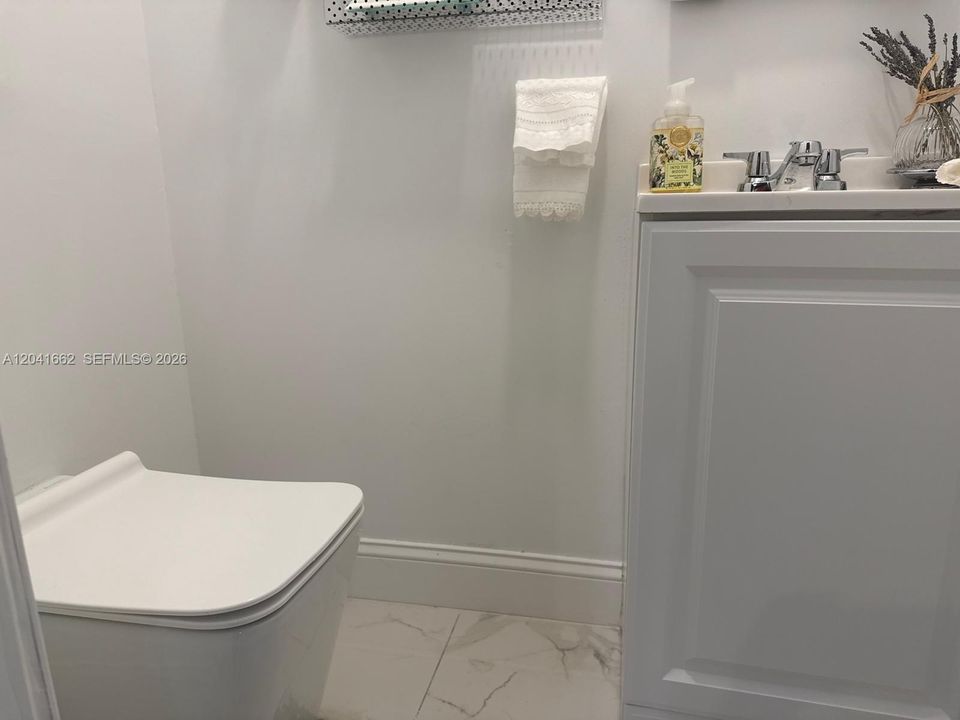 For Sale: $395,000 (1 beds, 1 baths, 850 Square Feet)