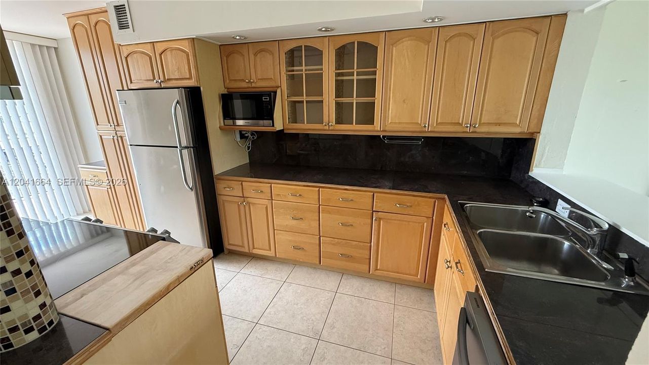 For Rent: $2,250 (2 beds, 2 baths, 1230 Square Feet)