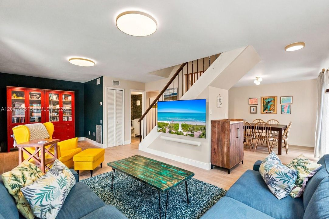 For Sale: $350,000 (2 beds, 2 baths, 1330 Square Feet)