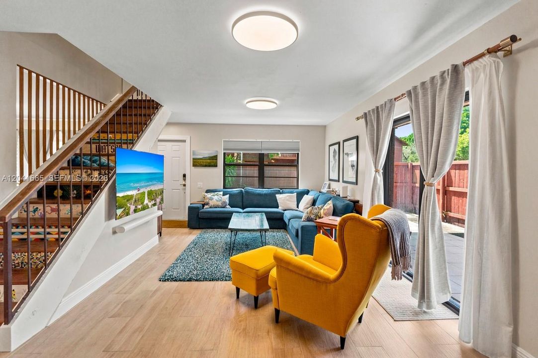 For Sale: $350,000 (2 beds, 2 baths, 1330 Square Feet)