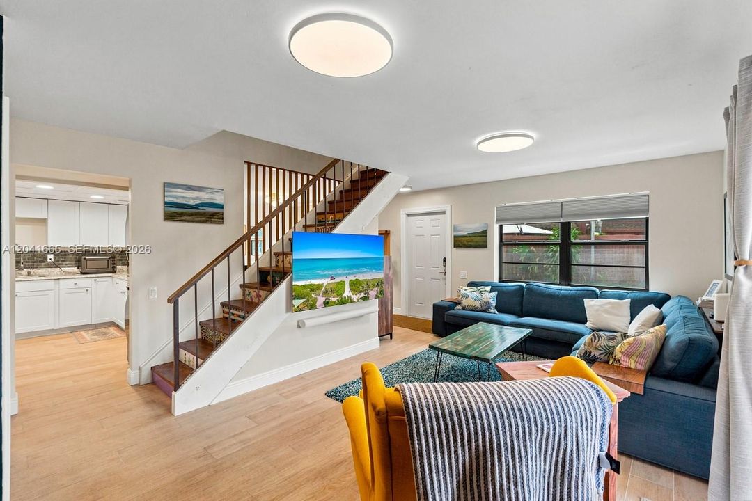 For Sale: $350,000 (2 beds, 2 baths, 1330 Square Feet)