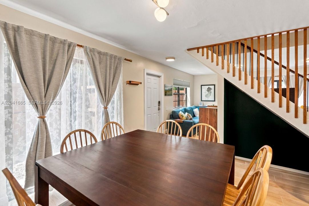 For Sale: $350,000 (2 beds, 2 baths, 1330 Square Feet)