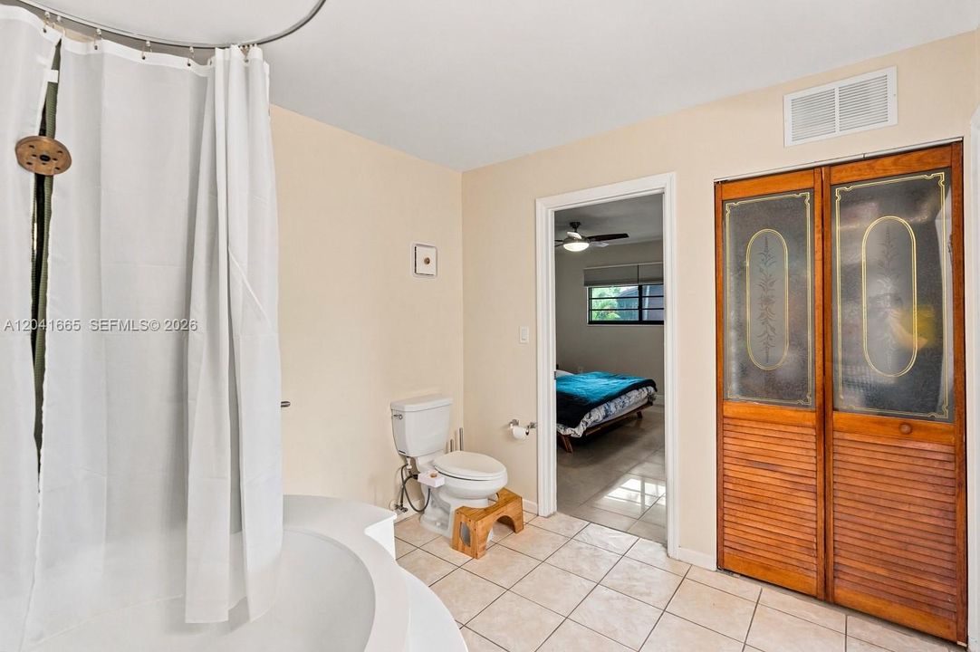 For Sale: $350,000 (2 beds, 2 baths, 1330 Square Feet)