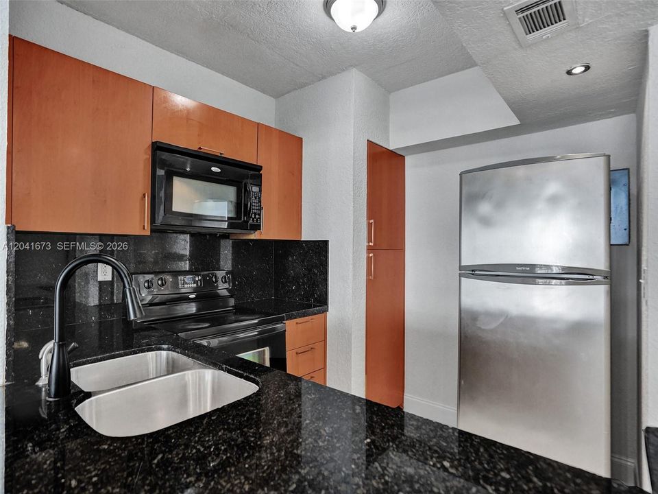 For Rent: $1,850 (1 beds, 1 baths, 639 Square Feet)