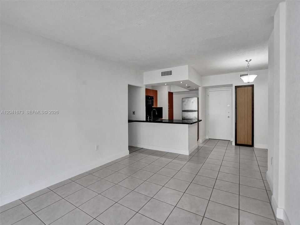 For Rent: $1,850 (1 beds, 1 baths, 639 Square Feet)