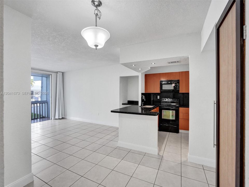 For Rent: $1,850 (1 beds, 1 baths, 639 Square Feet)
