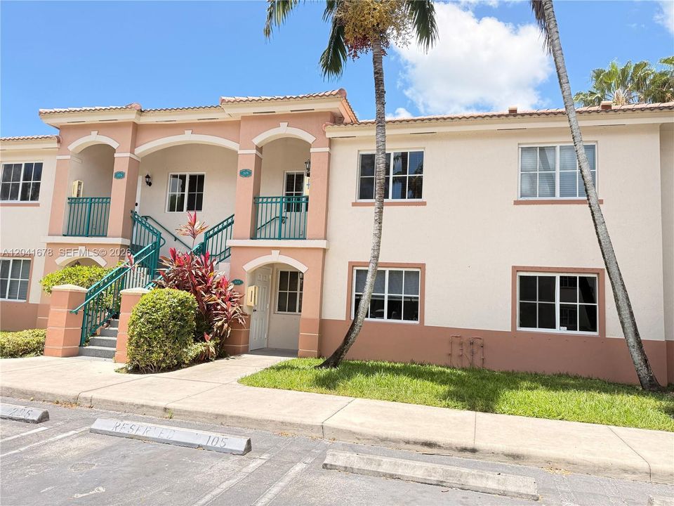 For Rent: $1,700 (2 beds, 2 baths, 815 Square Feet)