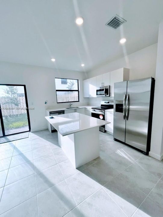 For Rent: $2,399 (3 beds, 3 baths, 1328 Square Feet)