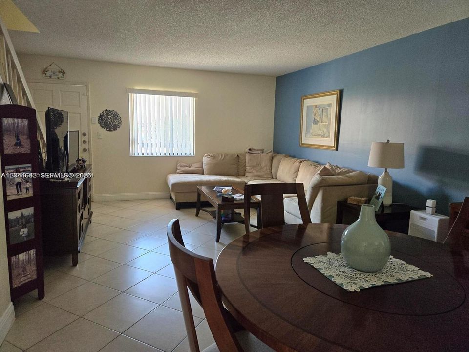 For Sale: $268,900 (2 beds, 1 baths, 1056 Square Feet)