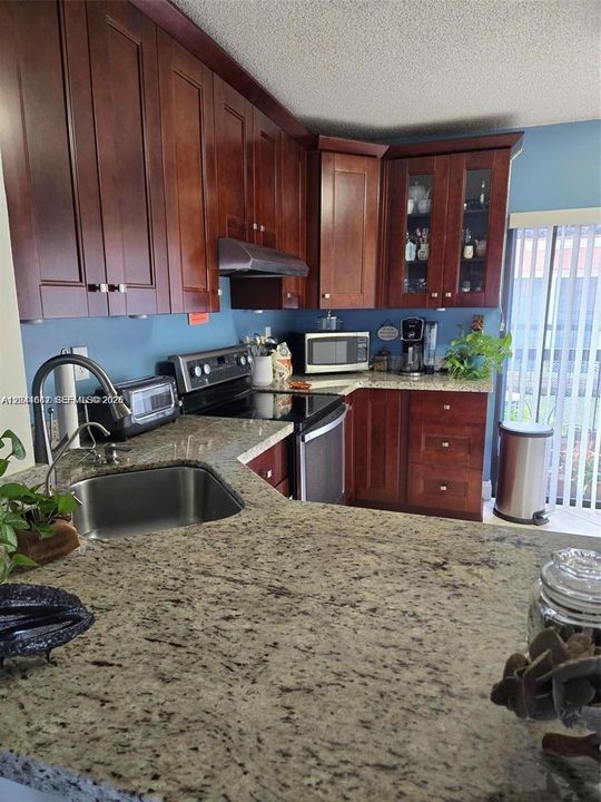 For Sale: $268,900 (2 beds, 1 baths, 1056 Square Feet)