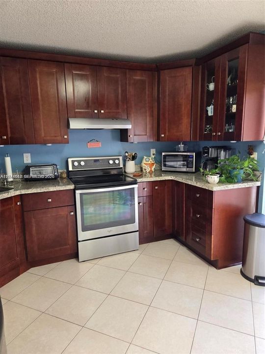 For Sale: $268,900 (2 beds, 1 baths, 1056 Square Feet)