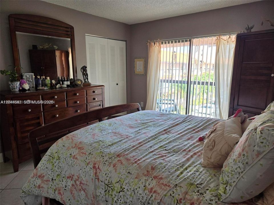 For Sale: $268,900 (2 beds, 1 baths, 1056 Square Feet)