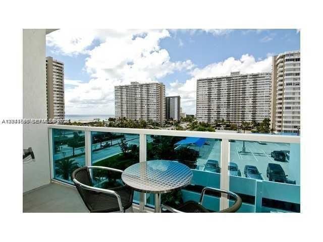 For Rent: $2,600 (1 beds, 1 baths, 821 Square Feet)