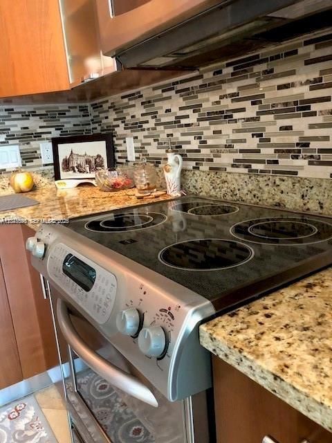 For Rent: $2,600 (1 beds, 1 baths, 821 Square Feet)