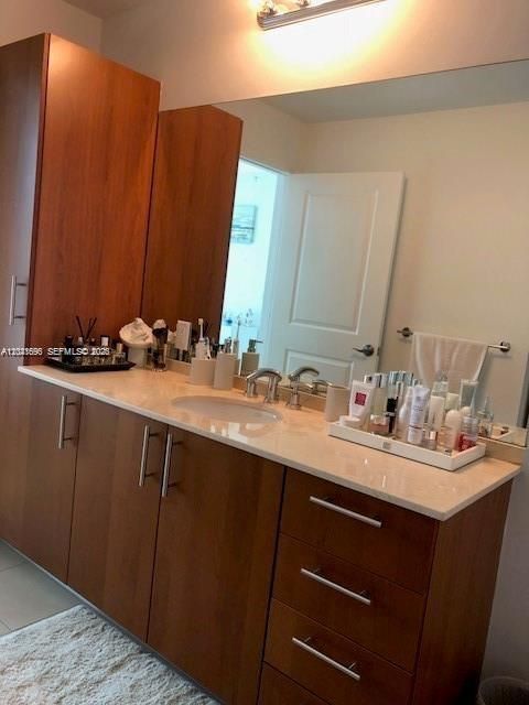 For Rent: $2,600 (1 beds, 1 baths, 821 Square Feet)
