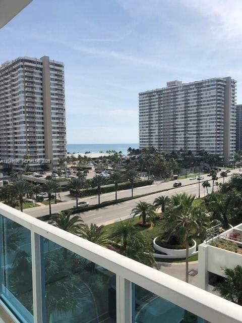 For Rent: $2,600 (1 beds, 1 baths, 821 Square Feet)