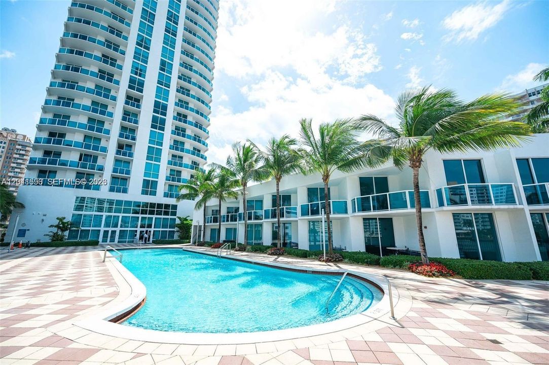 For Rent: $2,600 (1 beds, 1 baths, 821 Square Feet)
