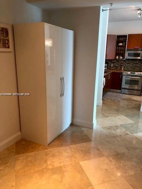 For Rent: $2,600 (1 beds, 1 baths, 821 Square Feet)