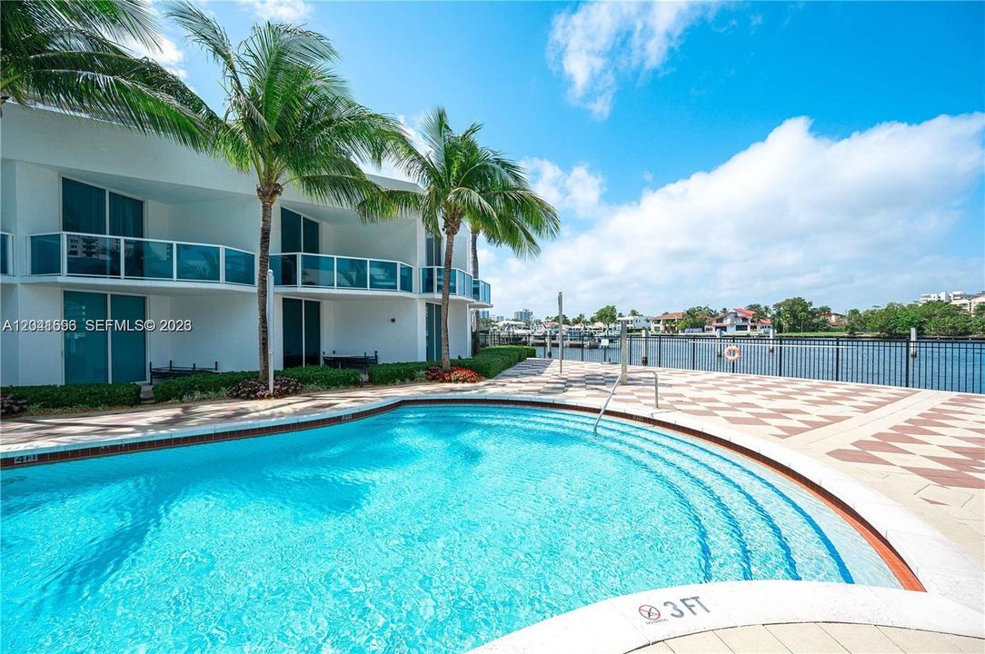 For Rent: $2,600 (1 beds, 1 baths, 821 Square Feet)