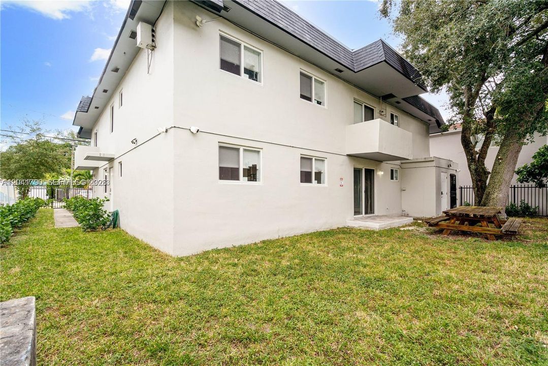 For Rent: $1,900 (2 beds, 1 baths, 767 Square Feet)