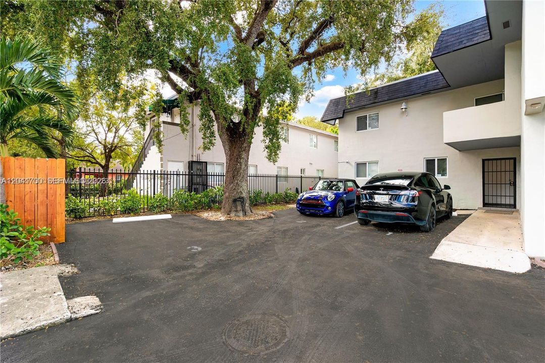 For Rent: $1,900 (2 beds, 1 baths, 767 Square Feet)
