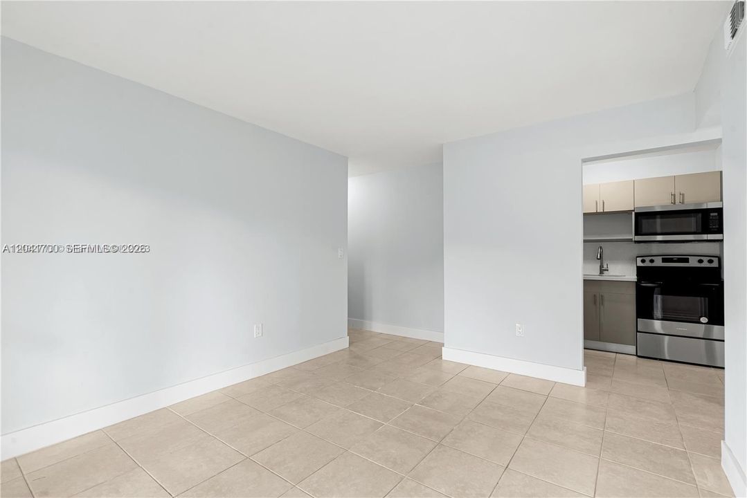 For Rent: $1,900 (2 beds, 1 baths, 767 Square Feet)