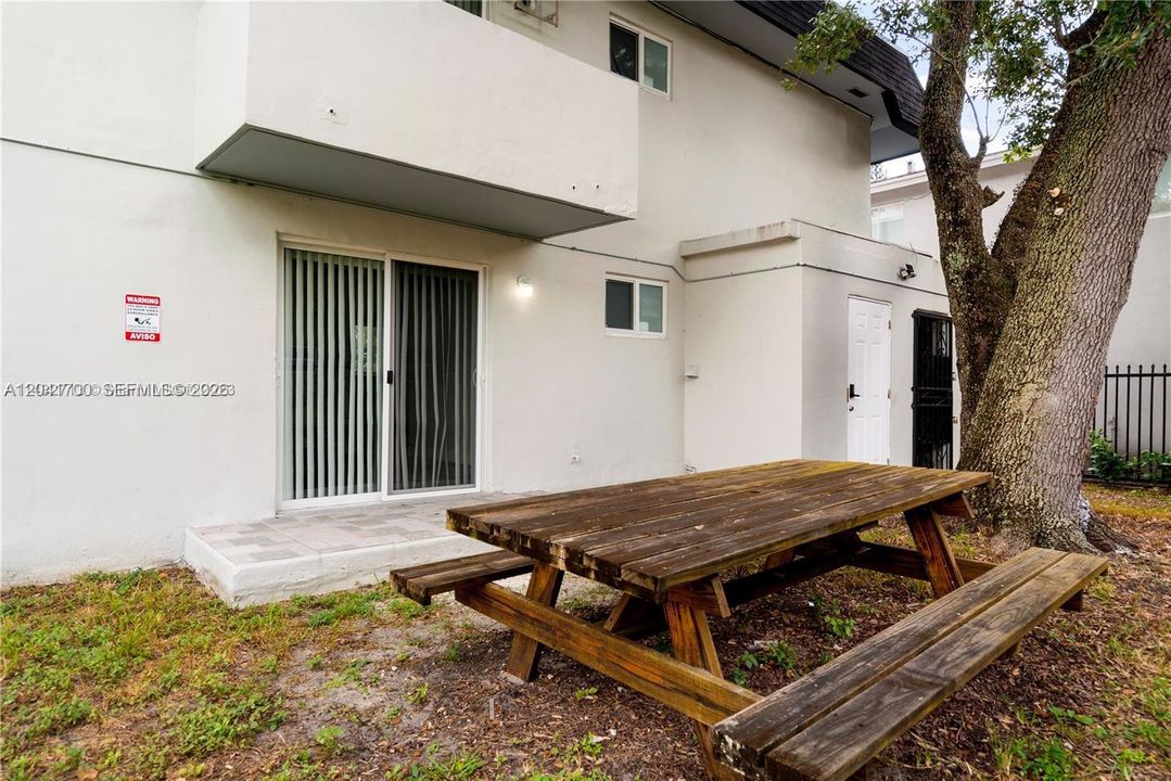 For Rent: $1,900 (2 beds, 1 baths, 767 Square Feet)