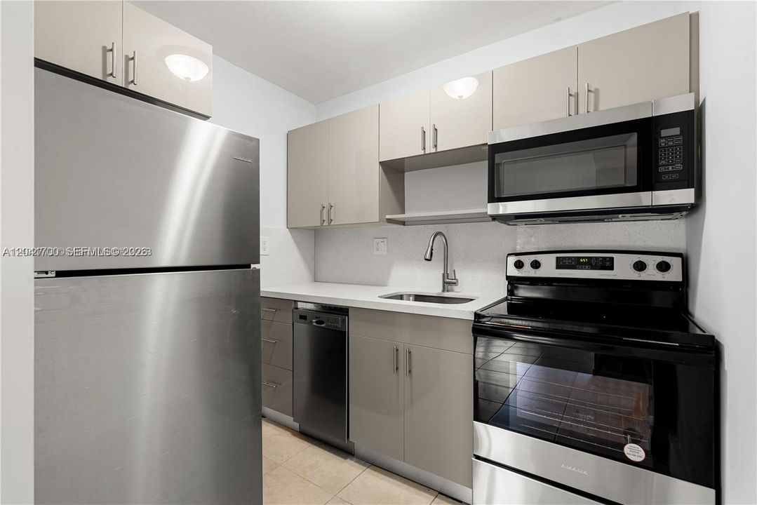 For Rent: $1,900 (2 beds, 1 baths, 767 Square Feet)