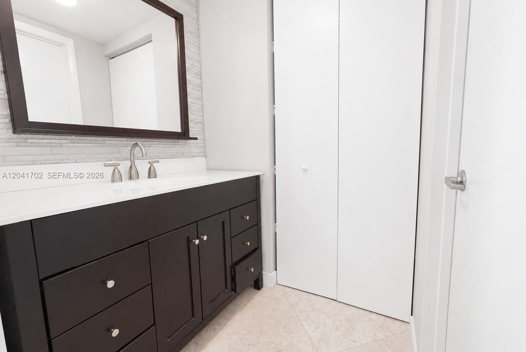 В аренду: $4,050 (2 спален, 2 ванн, 1255 Квадратных фут)
