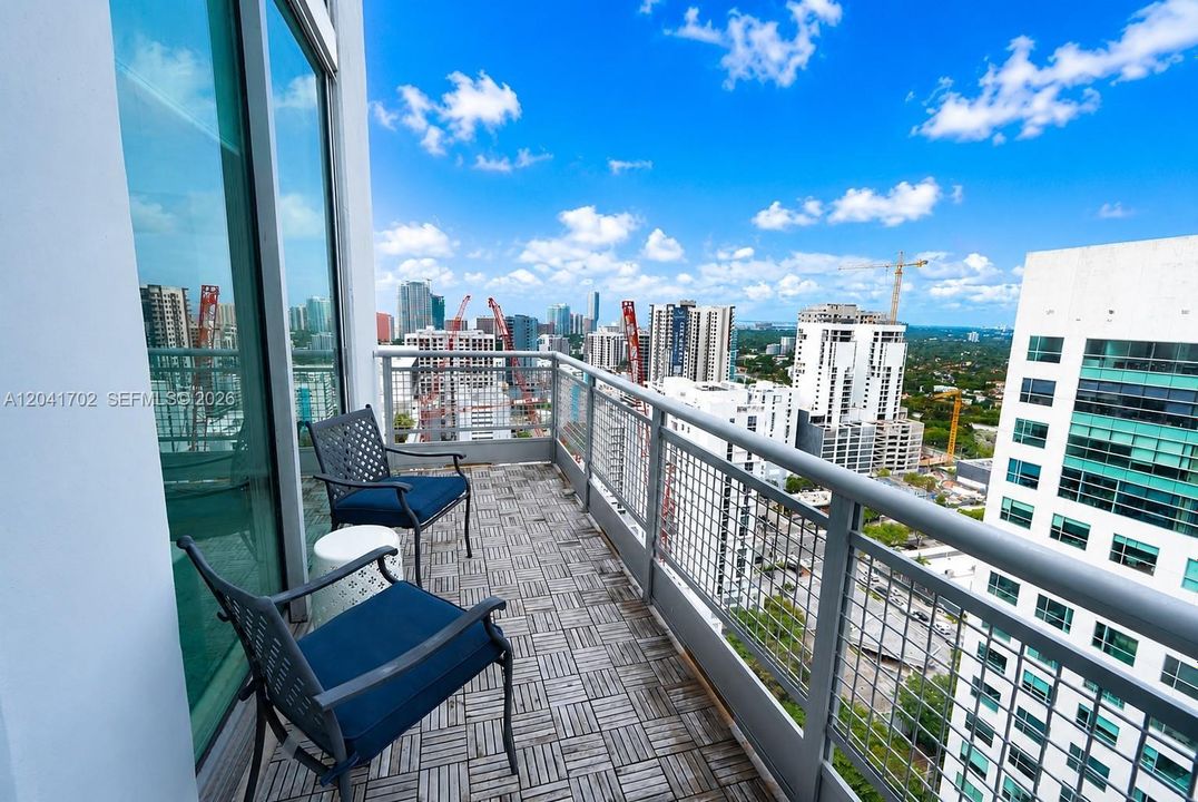 В аренду: $4,050 (2 спален, 2 ванн, 1255 Квадратных фут)