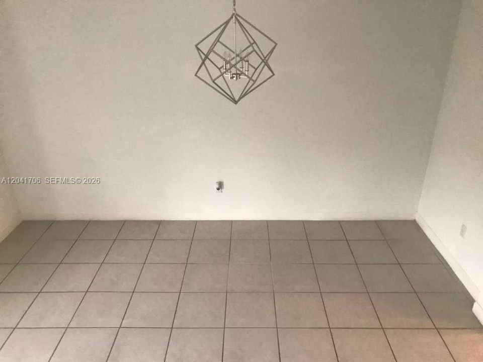 Под контрактом: $3,250 (3 спален, 3 ванн, 1662 Квадратных фут)