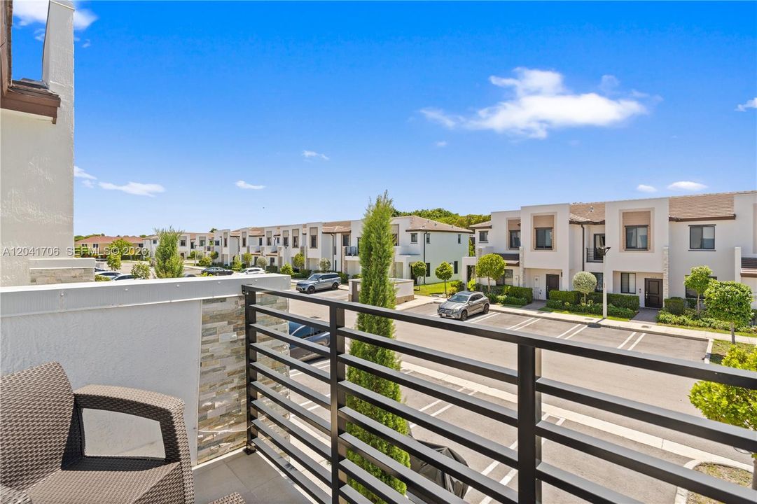 For Rent: $3,300 (3 beds, 3 baths, 1662 Square Feet)