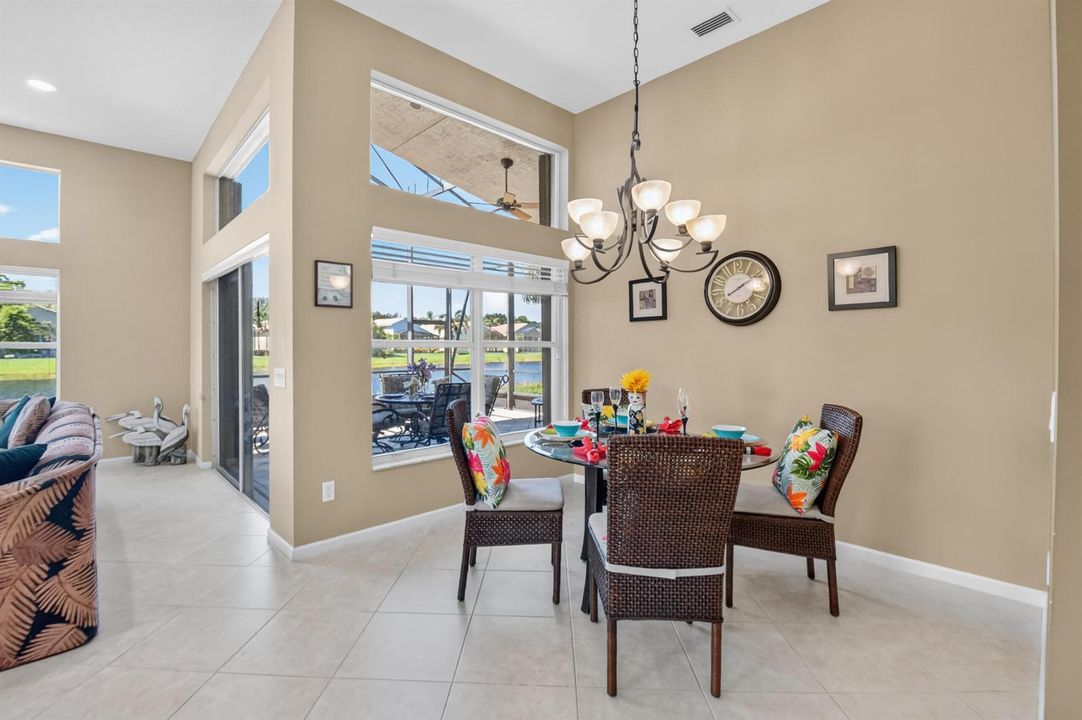 Lovely Eat-in Kitchen